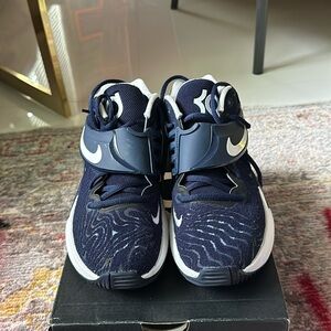 Kids size 5.5 worn once Kd14